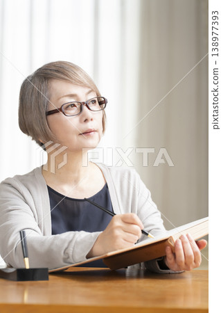 一位老婦人在客廳寫臨終遺書 138977393