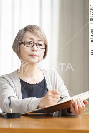 一位老婦人在客廳寫臨終遺書 138977394