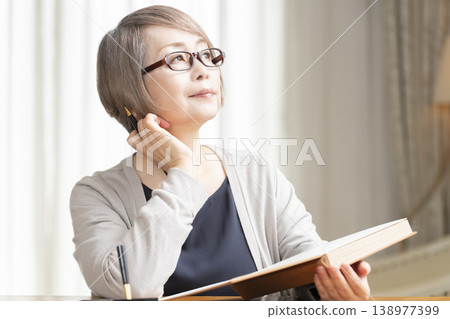 一位老婦人在客廳寫臨終遺書 138977399