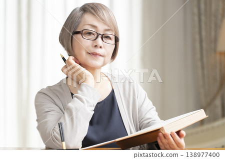 一位老婦人在客廳寫臨終遺書 138977400