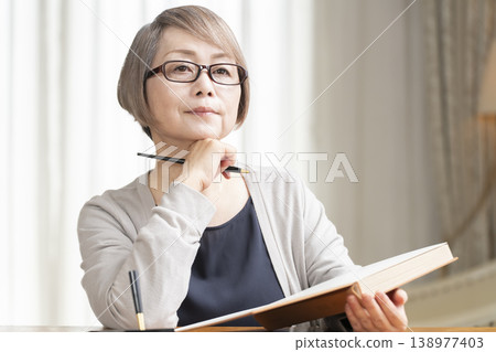 一位老婦人在客廳寫臨終遺書 一位老婦人在客廳寫臨終遺書 138977403