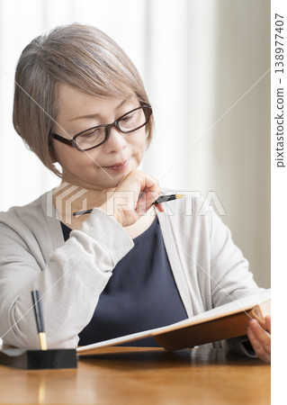 一位老婦人在客廳寫臨終遺書 一位老婦人在客廳寫臨終遺書 138977407