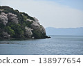 A lake with cherry blossoms in full bloom 138977654