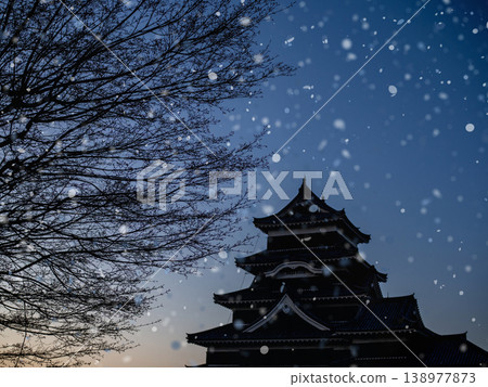 黃昏時分的松本城，雪花紛飛 138977873