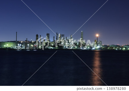 橫濱市磯子區根岸工業區的夜間工廠場景 橫濱市磯子區根岸工業區的夜間工廠場景 138978280