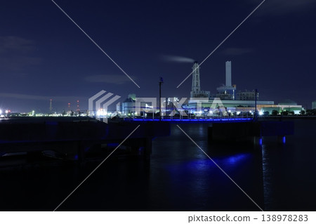 橫濱市磯子區根岸工業區的夜間工廠場景 橫濱市磯子區根岸工業區的夜間工廠場景 138978283