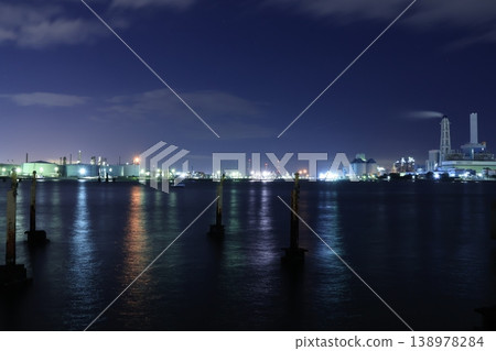 橫濱市磯子區根岸工業區的夜間工廠場景 橫濱市磯子區根岸工業區的夜間工廠場景 138978284