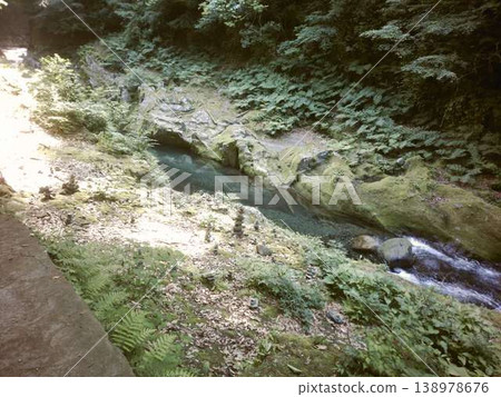 一條水質清澈的美麗河流 一條水質清澈的美麗河流 138978676