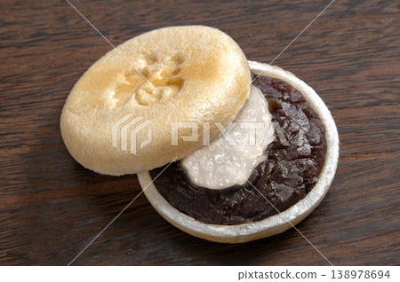 Japanese sweets: Monaka filled with mochi Japanese sweets: Monaka filled with mochi 138978694