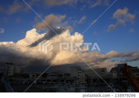小田原漁港和陰天的傍晚景色 138979266