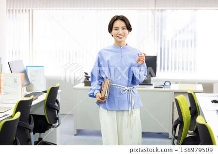 商業：一位30多歲女性的肖像 138979509