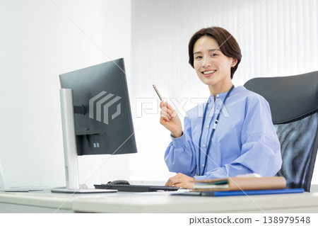 一位女性在辦公桌前工作 一位女性在辦公桌前工作 138979548