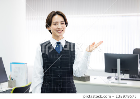 身著職業制服的女士肖像 身著職業制服的女士肖像 138979575