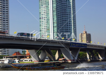泰國曼谷湄南河上的達信橋 138979671