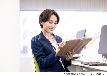 一位女性在辦公桌前工作 一位女性在辦公桌前工作 138979817