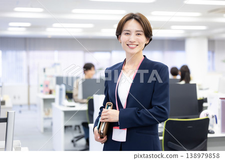一個穿著西裝的女人的肖像 一個穿著西裝的女人的肖像 138979858