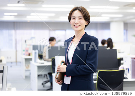 一個穿著西裝的女人的肖像 一個穿著西裝的女人的肖像 138979859