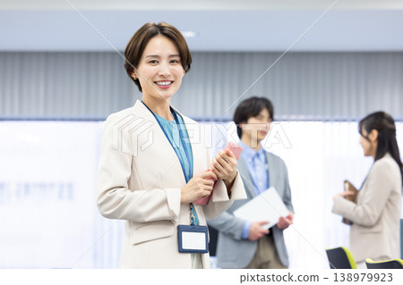 在辦公室工作的女商人 在辦公室工作的女商人 138979923