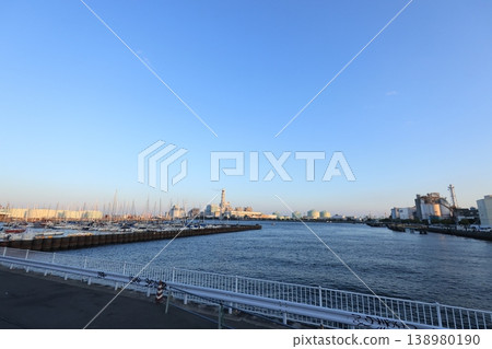 The factories of the Negishi industrial complex bathed in the setting sun - evening view 138980190