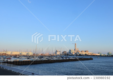 夕陽西下,根岸工業園區的工廠籠罩在一片暮色之中──傍晚的景色 夕陽西下,根岸工業園區的工廠籠罩在一片暮色之中──傍晚的景色 138980192