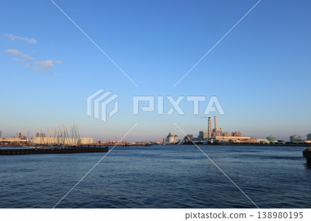 夕陽西下,根岸工業園區的工廠籠罩在一片暮色之中──傍晚的景色 夕陽西下,根岸工業園區的工廠籠罩在一片暮色之中──傍晚的景色 138980195