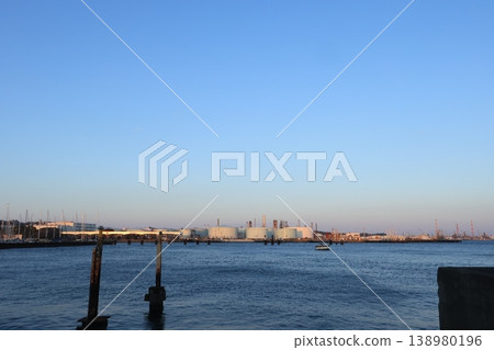 夕陽西下,根岸工業園區的工廠籠罩在一片暮色之中──傍晚的景色 夕陽西下,根岸工業園區的工廠籠罩在一片暮色之中──傍晚的景色 138980196