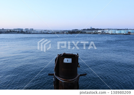 The factories of the Negishi industrial complex bathed in the setting sun - evening view 138980209