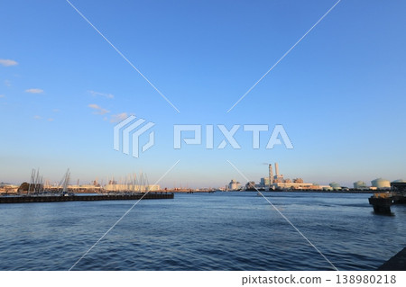 The factories of the Negishi industrial complex bathed in the setting sun - evening view 138980218