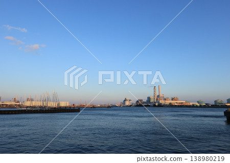 夕陽西下,根岸工業園區的工廠籠罩在一片暮色之中──傍晚的景色 夕陽西下,根岸工業園區的工廠籠罩在一片暮色之中──傍晚的景色 138980219