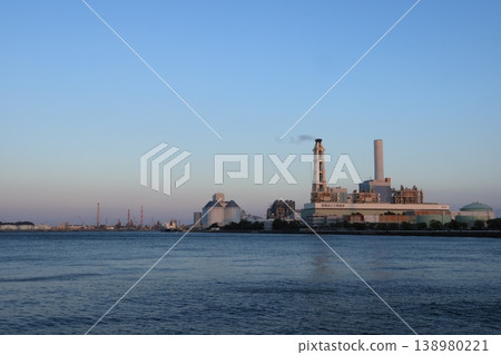 The factories of the Negishi industrial complex bathed in the setting sun - evening view 138980221