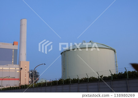 日落時分,根岸工業園區的儲槽景象。 日落時分,根岸工業園區的儲槽景象。 138980269