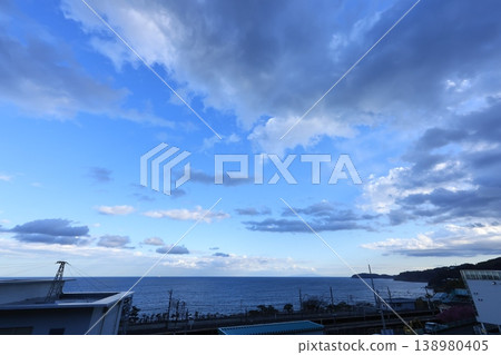神奈川縣根武川站附近的春日傍晚景色,藍天白雲,遠處是蔚藍的大海。 神奈川縣根武川站附近的春日傍晚景色,藍天白雲,遠處是蔚藍的大海。 138980405