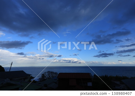 A spring evening scene in Kanagawa Prefecture, near Nebukawa Station, with blue skies, clouds, and the sea below. A spring evening scene in Kanagawa Prefecture, near Nebukawa Station, with blue skies, clouds, and the sea below. 138980407