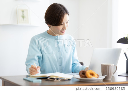 遠距辦公:在家工作的女性 遠距辦公:在家工作的女性 138980585