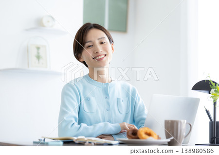 遠距辦公:在家工作的女性 遠距辦公:在家工作的女性 138980586