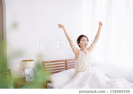 早上熟睡後醒來神清氣爽的女人 早上熟睡後醒來神清氣爽的女人 138980599