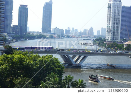 泰國曼谷湄南河上的達信橋 138980690