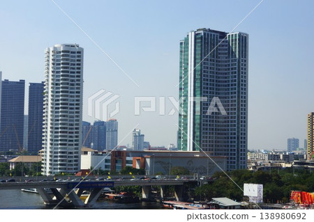 泰國曼谷湄南河上的達信橋 138980692