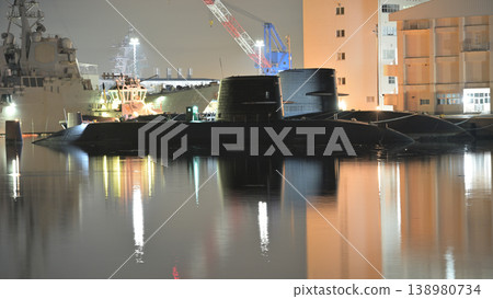 夜間,兩艘潛艦停泊在日本海上自衛隊基地。 夜間,兩艘潛艦停泊在日本海上自衛隊基地。 138980734
