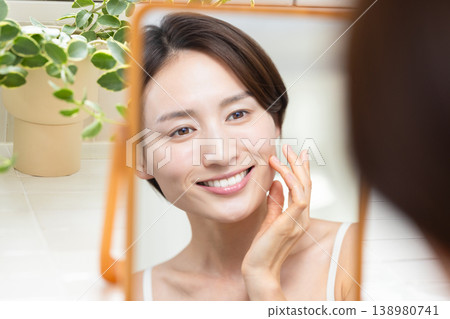 美容：一位女士在浴室進行護膚 138980741