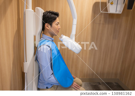 一名男子正在拍攝牙科X光片。 138981162