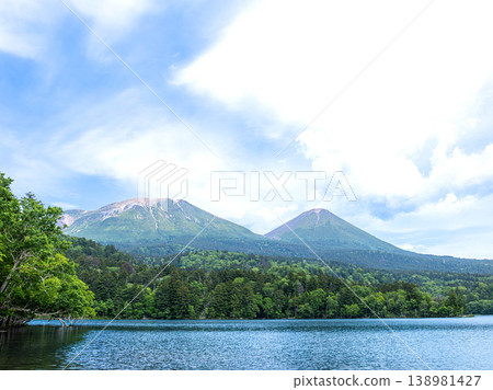 北海道足所町夏季的奧內托湖、梅坎山和阿寒富士山的壯麗景色。 北海道足所町夏季的奧內托湖、梅坎山和阿寒富士山的壯麗景色。 138981427