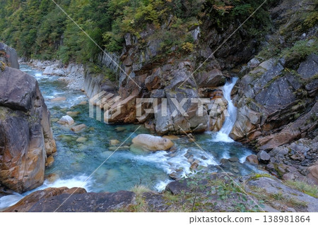 黑部峽谷，下走廊的十字峽谷，黑部川支流匯入乾流的景觀，以及岩壁的地形。 138981864