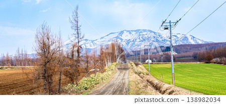 Ordinary scenery and blue skies encountered around Nakashibetsu Town, Hokkaido in early spring. Ordinary scenery and blue skies encountered around Nakashibetsu Town, Hokkaido in early spring. 138982034
