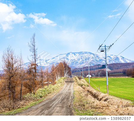 Ordinary scenery and blue skies encountered around Nakashibetsu Town, Hokkaido in early spring. Ordinary scenery and blue skies encountered around Nakashibetsu Town, Hokkaido in early spring. 138982037