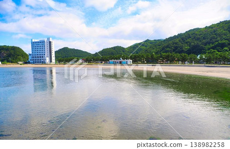 青森縣青森市淺蟲海灘日落,晴空萬裡。 青森縣青森市淺蟲海灘日落,晴空萬裡。 138982258