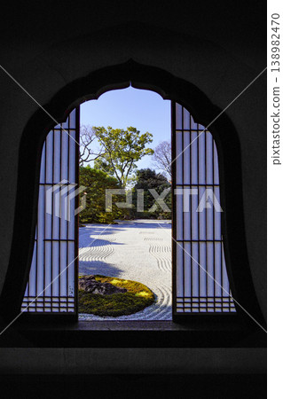 從建仁寺火形窗望去的大王苑 從建仁寺火形窗望去的大王苑 138982470