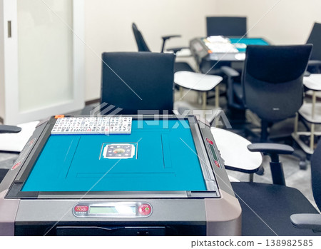 麻將館內一間乾淨整潔的私人包廂，擺放著多張麻將桌。 138982585