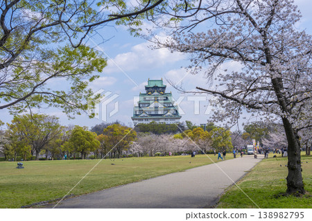 Osaka Castle castle tower in full bloom Osaka Castle castle tower in full bloom 138982795
