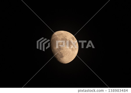 月亮在夜空中閃耀 月亮在夜空中閃耀 138983484